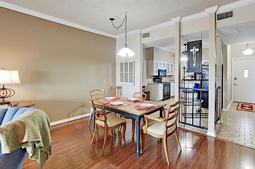 Lake-View All-Suite Retreat - Near Marina & Dining townhouse image 4