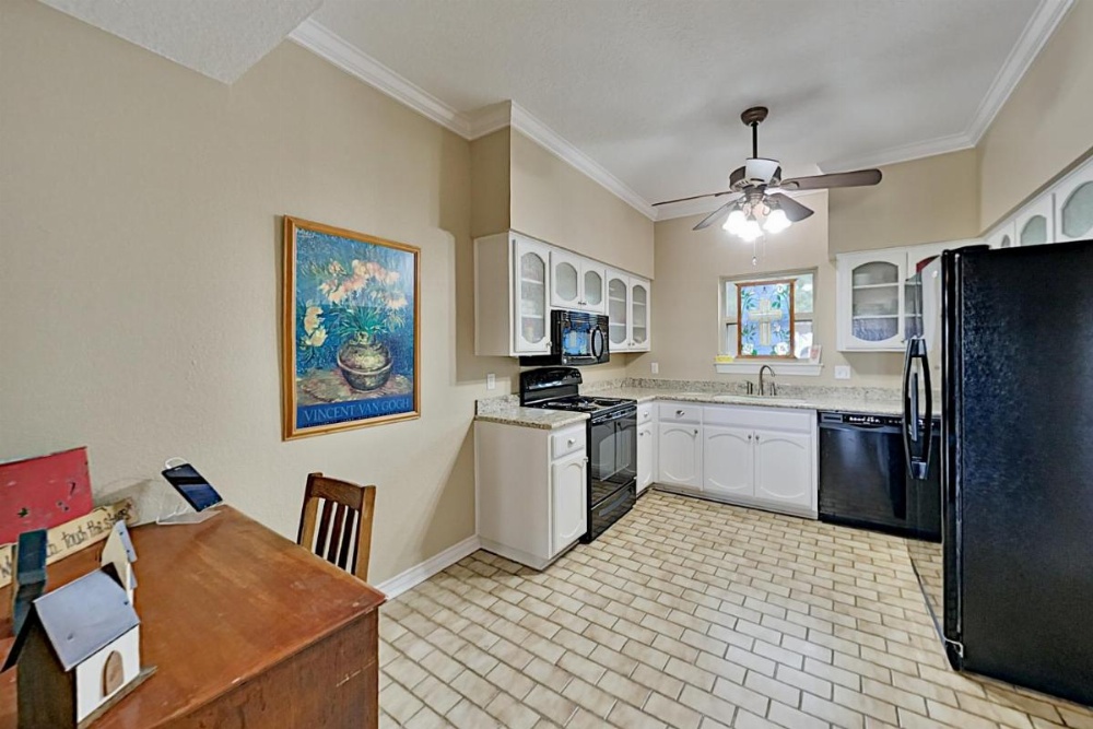 Lake-View All-Suite Retreat - Near Marina & Dining townhouse Image 7